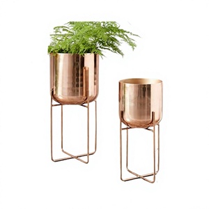 Jardinière en métal couleur or rose avec support Ensemble de deux jardinières de tailles différentes pour l'hôtel et la décoration intérieure - Product Image 1