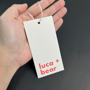 Étiquette suspendue personnalisée en papier blanc avec logo imprimé en couleur, étiquette de vêtement avec cordon pour marque de vêtements - Product Image 3