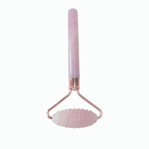 ลูกกลิ้งนวดหน้าโรสควอตซ์ธรรมชาติ หัวเดียว ด้ามยาว แบบมีหนาม - Product Image 3