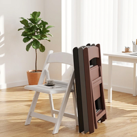 Chaise pliable en plastique blanc empilable avec siège rembourré et dossier incurvé, pliage rapide, idéale pour les salons professionnels et événements temporaires