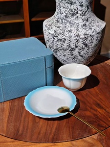 Ensemble tasse et soucoupe en céramique bleue classique avec boîte cadeau pour cadeaux et décoration intérieure - Product Image 6