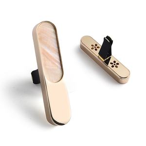 Difusor de Perfume para Auto de Lujo, Clip Aromático para Ventilación, Mini Ambientador de Esmalte Suave - Product Image 1