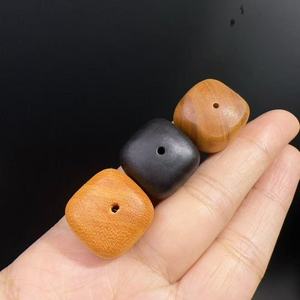 Cuentas cuadradas de sándalo de 18 mm para la fabricación de pulseras, accesorio artesanal, material para la fabricación de joyería DIY, cuentas de madera - Product Image 1