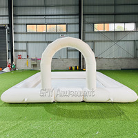 Piste de course gonflable blanche pour voitures tamponneuses pour enfants avec sol intégré