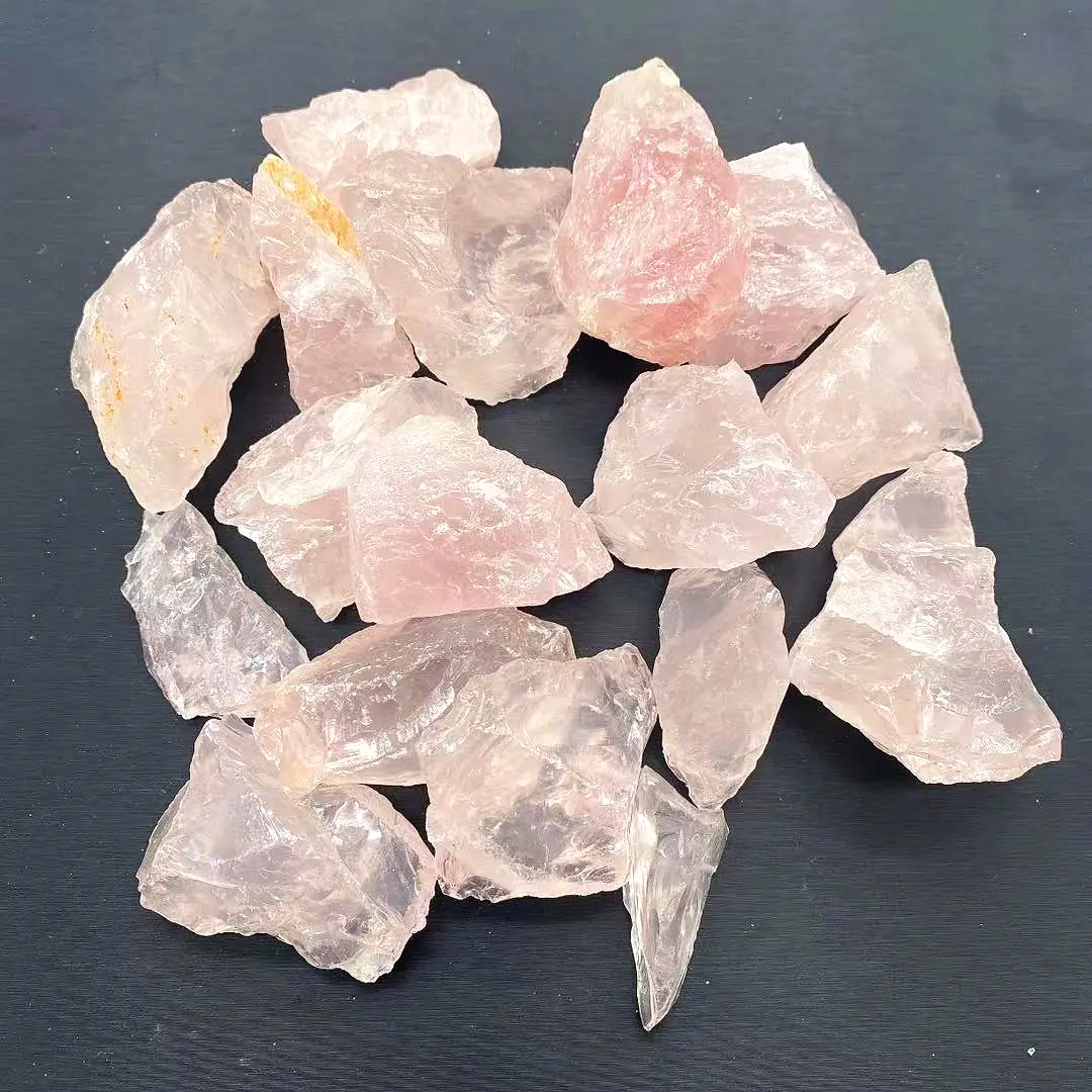 La pietra curativa di cristallo naturale può intagliare i mestieri di cristallo di reiki pietra grezza di quarzo rosa a buon mercato