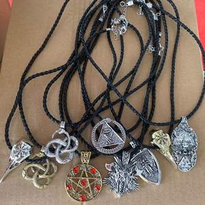 Européen Américain Hommes Rétro Animal <span class=keywords><strong>Film</strong></span> Télévision Périphérique Collier Alliage Loup Lion Démon Oeil Corbeau Mode Pendentifs Charmes - Product Image 1