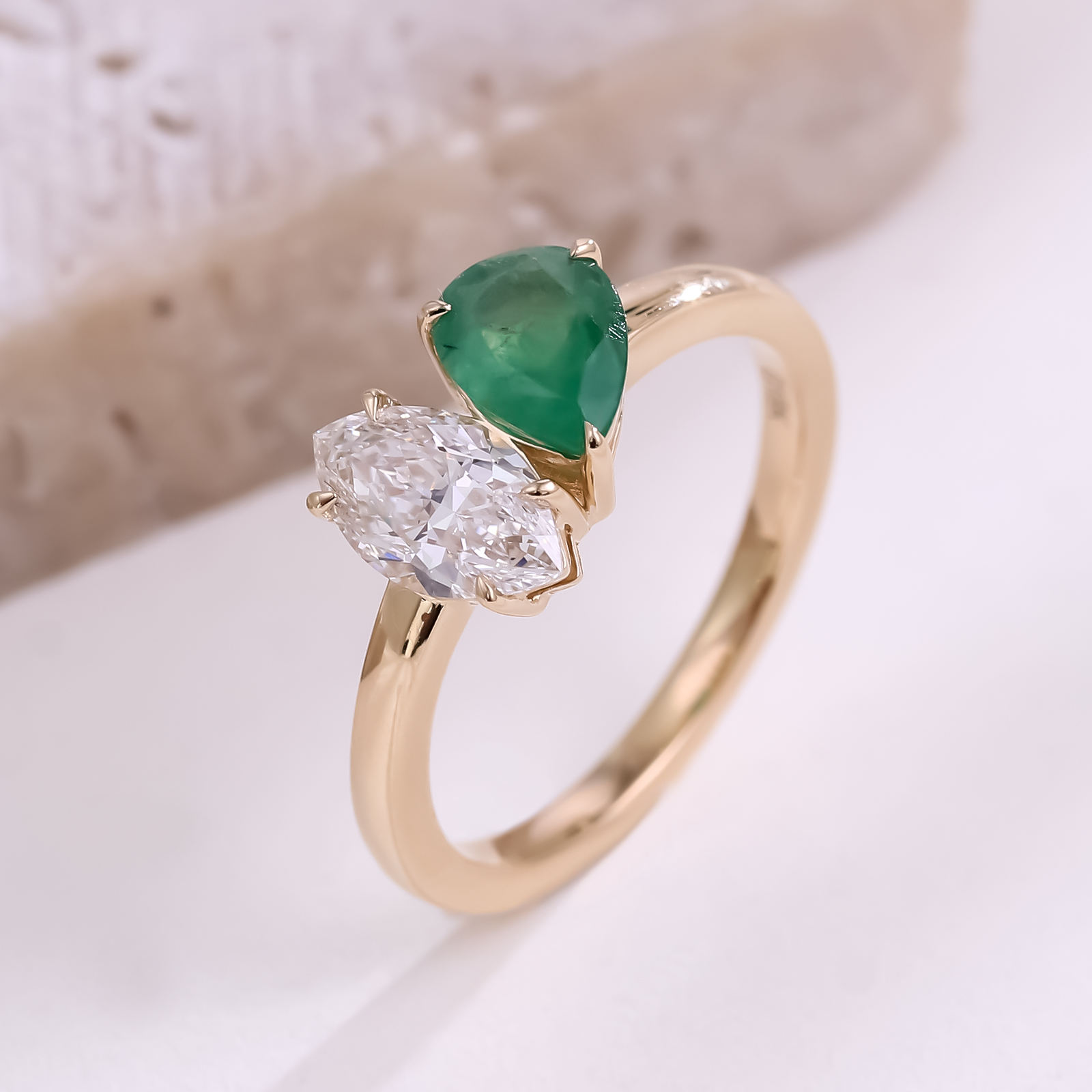 Bague en or 18 carats avec pierres précieuses de laboratoire