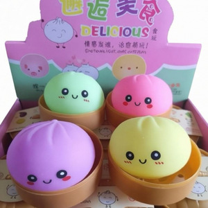 Jouet anti-stress Squishy en forme de boulette vapeur Smiley rouge vif, grande taille - Product Image 3