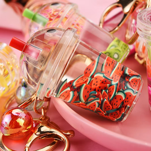 Acryl-Schlüsselanhänger in Milchtee-Flaschenform mit Frucht-Eisbecher-Design und schwebendem Quicksand - Product Image 3