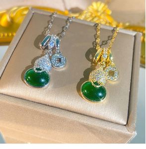 Collier en acier inoxydable étanche avec chaîne en titane et pendentif gourde verte en calcédoine chinoise - Product Image 1