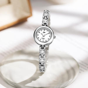 สร้อยข้อมือที่ละเอียดอ่อนหรูหราผู้หญิงพร้อมดีไซน์โลหะผสมกันน้ำสำหรับสไตล์ควอทซ์หรูหราในเทศกาลคริสต์มาส - Product Image 5