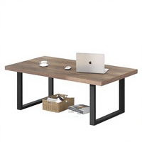 Table à manger pliable en bois massif à bord naturel, style industriel moderne, avec base en métal et bord d'arbre organique, pour usage hôtelier