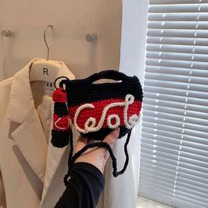 Sac bandoulière carré horizontal en laine tricotée à la main, motif dessin animé, style Xiaohongshu, recommandé par McDonald's - Product Image 4