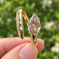 Birnenförmiger Moissanit Offener Ring mit Breitem Poliertem Bypass-Arm und Pavé-Kantendetail aus 9K 10K 14K 18K Massivgold GRA Zeitgenössisches Statement-Schmuckstück