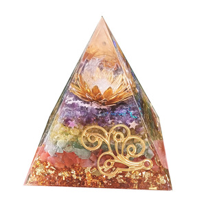 Pyramide en résine époxy avec galets de cristal, ornement de bureau, décoration d'aquarium, cadeau - Product Image 5