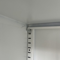 Armoire de rangement moderne en acier avec étagères réglables Portes verrouillables Conception durable pour l'atelier Gym Cuisine Garde-manger