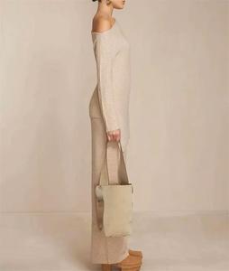 Fabricantes de prendas de punto personalizado abierto fuera del hombro de las mujeres a juego acanalado de punto superior de dos piezas suéter pantalones conjunto de las mujeres - Product Image 3