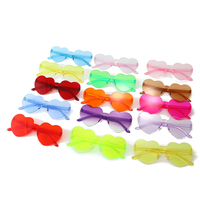 Vente en gros unisexe pêche en forme de coeur antireflet sans monture lunettes à lentille en PC une pièce monture marron amour soleil coloré personnalisé