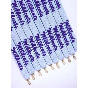 Broderie universitaire légère rectangulaire en coton et polyester, à thème Wildcats, avec bretelles perlées violettes et blanches - Product Image 1