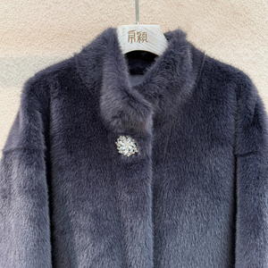 Manteau long femme bleu poussière en fausse fourrure de vison, col montant, bouton fleur en strass, coupe ample, longueur maxi, vêtement d'extérieur de luxe pour l'hiver, accepte les petites quantités (MOQ) - Product Image 5