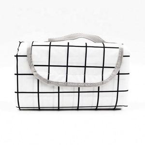 Tapete Plegable de Tela Oxford Impermeable y Reutilizable, Diseño a Cuadros Blanco, 150CM*200CM, Impresión Personalizada, Ligero y Duradero para Exteriores - Product Image 1