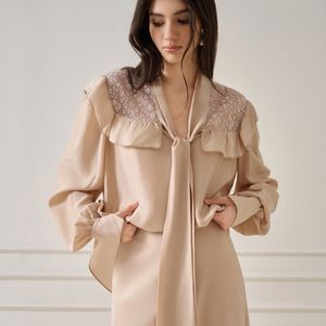 Precio al por mayor Camisa de mujer ZANA TIE-DETAILLED BLUSA CON VOLANTES Sin mangas Mison Satin Ropa de mujer Elegante logotipo personalizado - Product Image 5