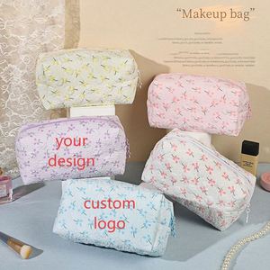 Pochette de maquillage florale mignonne et tendance pour filles, sac de rangement pour articles de toilette en seersucker magnifique pour femmes, petite trousse à cosmétiques adorable - Product Image 1