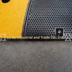 โรงงานผลิตสินค้าซานเหมิน เจ้อเจียง ยางชะลอความเร็ว 1830*300*60 มม. รางเก็บสายไฟ ยางชะลอความเร็ว รุ่นส่งออก อุปกรณ์จราจรบนท้องถนน - Product Image 3