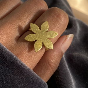 SOUMYA CREATIONS Bague Vintage en Laiton Plaqué Or 18K, Motif Fleur Incrusté, Bijou Enfant, Cadeau, Sertissage Griffe - Product Image 3