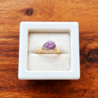 Bagues en pierres précieuses brutes de cristal de luxe naturelles faites à la main avec bordure dorée, bagues colorées en améthyste et en quartz rose pour cadeau