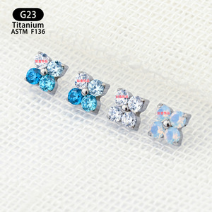 Boucles d'oreilles clous en titane F136 avec zircon, motif trèfle à quatre feuilles, forme fleur, 4 mm, bijoux de piercing - Product Image 4
