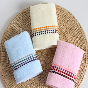 Toalla Facial de Algodón con Diseño a Cuadros Degradado, 35x75 cm, para Uso Doméstico, en Beige, Rosa y Azul - Product Image 1