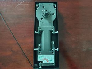 Resorte de Piso Monocilíndrico Moderno BTS-60 de Hierro Fundido para Aplicaciones en Hoteles - Product Image 2