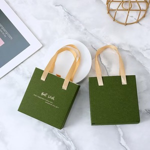 Boîtes cadeaux en papier de luxe écologiques faites à la main 2025 avec poignées en ruban |   Logo personnalisé <span class=keywords><strong>Meilleurs</strong></span> vœux |   Doublure en velours recyclé - Product Image 3