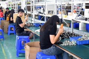 YSH 2025 profesional 3D RGB LED suara animasi diaktifkan kendali jarak jauh pabrik OEM ODM tahap pesta lampu disko - Product Image 6