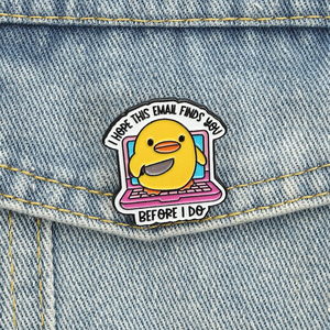 เข็มกลัดรูปเป็ดเหลืองถือมีดเคลือบเอนาเมล ตลกขบขันสำหรับออฟฟิศ หวังว่านี้อีเมลจะหาคุณได้ ขายส่งเข็มกลัดติดปกเสื้อ - Product Image 2