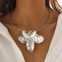Mode irrégulière métal fleur pendentif collier personnalisé fleur clavicule collier ras du cou boucle d'oreille accessoires pour les femmes