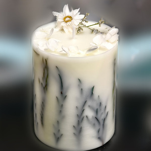 Bougie cylindrique artisanale en cire de soja avec fleurs séchées, décoration de mariage et de maison - Product Image 1