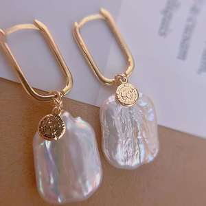 Pendientes de perlas de agua dulce chapados en oro de 18 quilates estilo Bazar americano europeo hebilla de oreja cuadrada barroca ligera fuerte - Product Image 1