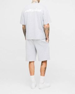 Ensemble de survêtement athlétique 2 pièces gris chiné, comprenant un T-shirt oversize à coupe carrée avec imprimé officiel et un short oversize à empiècements - Product Image 2