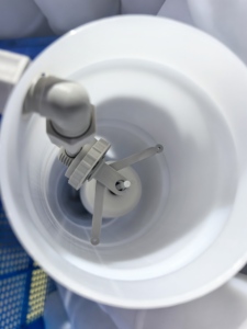 Adoucisseur d'eau carré PE de qualité alimentaire 100L avec vanne de saumure et grilles Assemblage du réservoir de stockage de saumure - Product Image 5