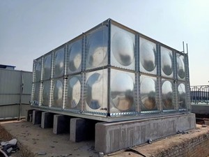 Réservoir d'eau de pluie en acier galvanisé à chaud de 10 000 <span class=keywords><strong>litres</strong></span> pour l'irrigation agricole, base en <span class=keywords><strong>béton</strong></span>, durée de vie 1 an, 500 kg - Product Image 1