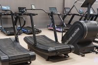 Caminadora Curva Motorizada Comercial de Acero para Uso Doméstico y en Gimnasios con Pantalla LED y Rango de Velocidad de 1-20 km/h