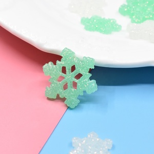 Cabochons en résine flocon de neige scintillant coloré Kawaii pour Noël, à dos plat, pour bijoux, artisanat et accessoires de décoration de Noël - Product Image 4