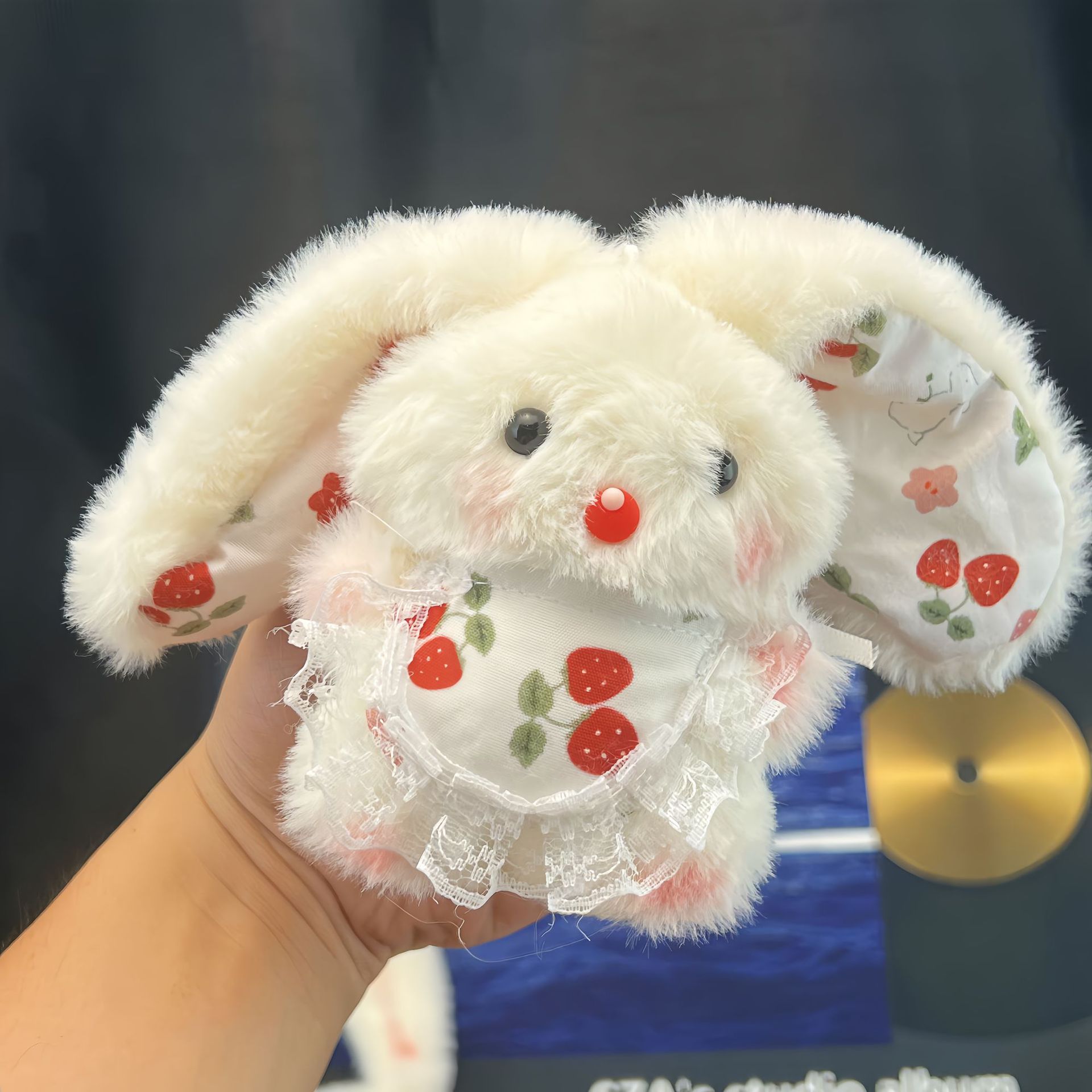 Conejo floral con orejas largas.