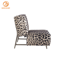 Fauteuil d'appoint géométrique moderne avec tissu imprimé léopard, fauteuil lounge rembourré de style boîte avec structure métallique pour hôtel de charme