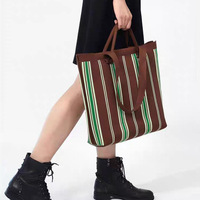 Sac fourre-tout décontracté en polyester tissé texturé vertical, style luxe léger, double usage pour le trajet quotidien, fermeture éclair, vente en gros usine