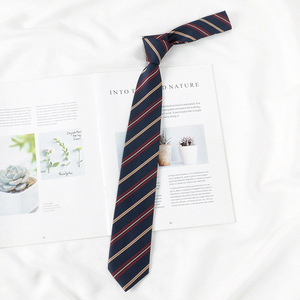 Dasi Poliester Ikat Tangan Gaya Korea Warna Coklat Bergaris Hijau Merah untuk Seragam Sekolah JK Aksesori Gaya Preppy Grosir Pria Wanita - Product Image 4