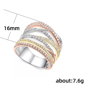 Anello con linea geometrica a tre tonalità per donna, gioielli alla moda con design intarsiato scintillante - Product Image 5