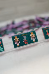 Set Mahjong Americano a Tema Balletto Schiaccianoci, Pieghevole, Compatibile con Poker, Tessere in Acrilico Viola e Verde, 160 Pezzi, Gioco Natalizio Novità - Product Image 4